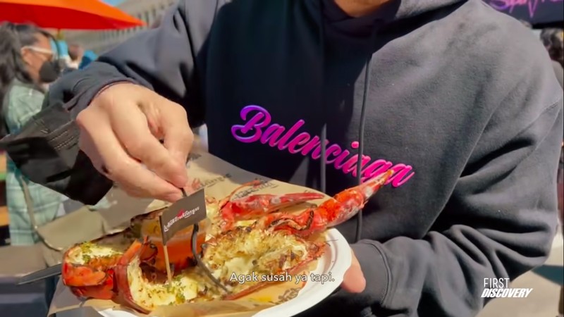 Nikita WIlly kulineran nasi bungkus di LA Nikita WIlly kulineran nasi bungkus di LA