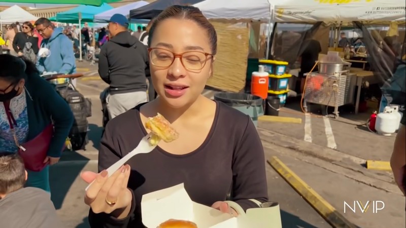 Nikita WIlly kulineran nasi bungkus di LA Nikita WIlly kulineran nasi bungkus di LA