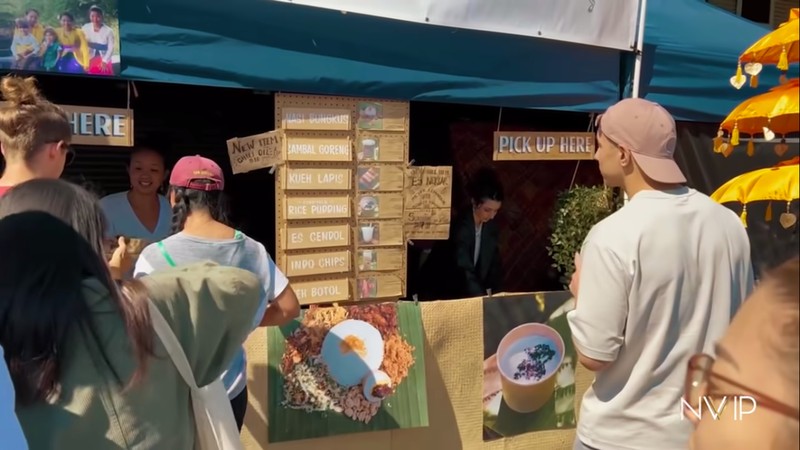 Nikita WIlly kulineran nasi bungkus di LA Nikita WIlly kulineran nasi bungkus di LA