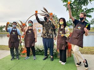 Istimewa! Pengalaman Makan di Atas Pinisi dan Menikmati Senja di PIK