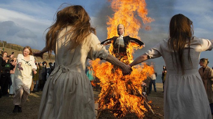 Patung Putin Membara Dibakar Pendukung Ukraina Demonstrators dance around a burning an effigy of the Russian President Vladimir Putin during an anti-war action in Tbilisi, Georgia, Sunday, March 27, 2022. (AP Photo)