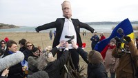Warga Georgia melakukan aksi protes atas invasi yang dilakukan Rusia terhadap Ukraina.  
