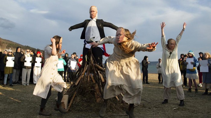Patung Putin Membara Dibakar Pendukung Ukraina Demonstrators dance around a burning an effigy of the Russian President Vladimir Putin during an anti-war action in Tbilisi, Georgia, Sunday, March 27, 2022. (AP Photo)