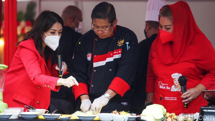PDIP Gelar Demo Masak Tanpa Minyak Goreng Anggota DPP PDI Perjuangan mengikuti acara Demo Memasak Tanpa Minyak Goreng yang digelar kader PDIP, chef dan ahli gizi di Sekolah Partai PDIP, Jakarta, Senin (28/3/2022). Demo masak ini dilakukan berkaitan dengan pernyataan Megawati sebelumnya yang menanggapi antrean masyarakat yang terjadi karena kelangkaan minyak goreng.