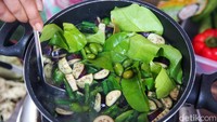 Kader PDIP menunjukkan sayur yang dimasak tanpa minyak goreng.