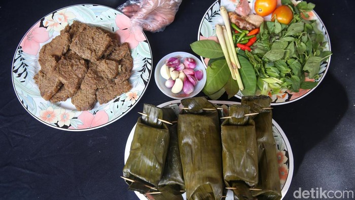 PDIP Gelar Demo Masak Tanpa Minyak Goreng Anggota DPP PDI Perjuangan mengikuti acara Demo Memasak Tanpa Minyak Goreng yang digelar kader PDIP, chef dan ahli gizi di Sekolah Partai PDIP, Jakarta, Senin (28/3/2022). Demo masak ini dilakukan berkaitan dengan pernyataan Megawati sebelumnya yang menanggapi antrean masyarakat yang terjadi karena kelangkaan minyak goreng.