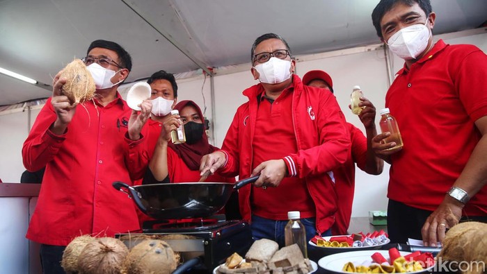 PDIP Gelar Demo Masak Tanpa Minyak Goreng Anggota DPP PDI Perjuangan mengikuti acara Demo Memasak Tanpa Minyak Goreng yang digelar kader PDIP, chef dan ahli gizi di Sekolah Partai PDIP, Jakarta, Senin (28/3/2022). Demo masak ini dilakukan berkaitan dengan pernyataan Megawati sebelumnya yang menanggapi antrean masyarakat yang terjadi karena kelangkaan minyak goreng.
