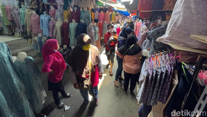 Pedagang Gembira, Pasar Tanah Abang Ramai Jelang Ramadan Warga mengunjungi Pasar Tanah Abang, Jakarta Pusat, Senin (28/03/2022).