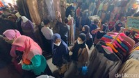 Para pedagang mengaku mengalami peningkatan penjualan yang signifikan menjelang Ramadan.  