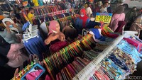 Rata-rata para warga yang datang untuk membeli baju muslim, sarung hingga perlengkapan salat.  