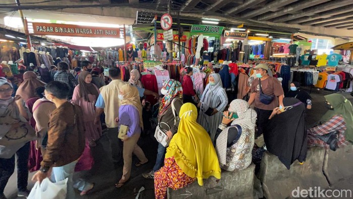 Pedagang Gembira, Pasar Tanah Abang Ramai Jelang Ramadan Warga mengunjungi Pasar Tanah Abang, Jakarta Pusat, Senin (28/03/2022).