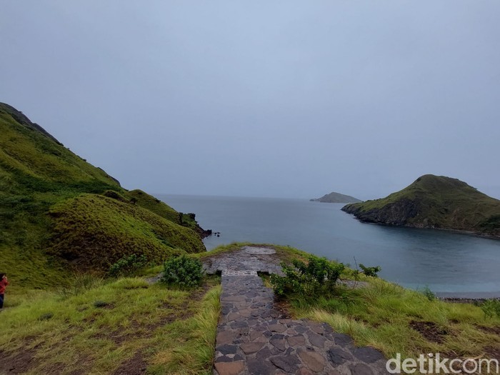 Pemandangan di Pulau Padar saat hujan Pemandangan di Pulau Padar saat hujan