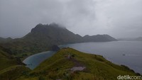 Ada ratusan anak tangga yang harus kami tapaki demi mencapai puncak. Walau kami cukup terseok-seok mendaki karena kelelahan dan badan yang basah, namun pemandangan yang ada di Pulau Padar sangat indah.