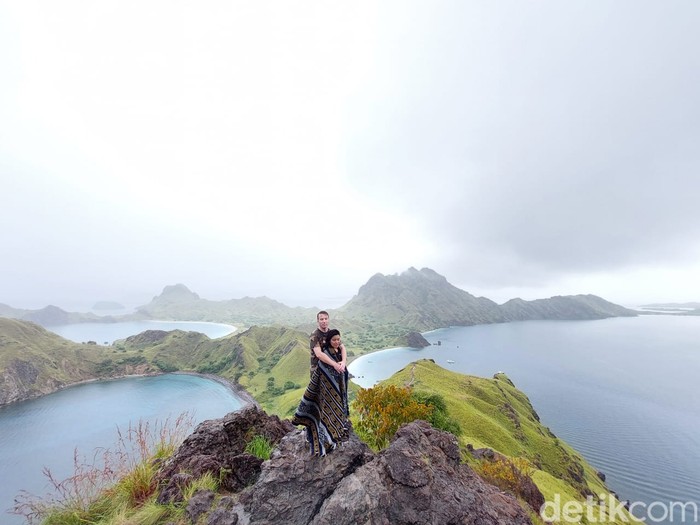 Pemandangan di Pulau Padar saat hujan