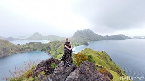 Pemandangan di Pulau Padar saat hujan