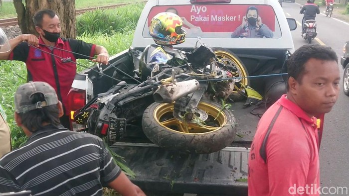 Pemotor tertabrak kereta api di Tulungagung