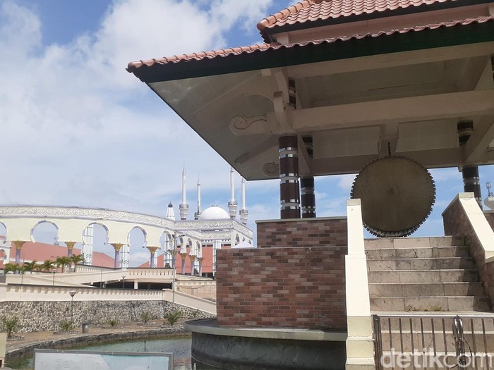Penampakan Masjid Agung Jawa Tengah, Kota Semarang, Senin (28/3/2022).