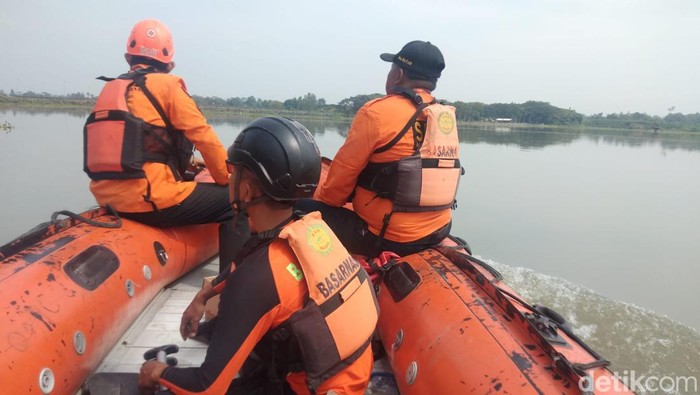 Pencarian bocah tenggelam saat mencair ikan ketika Waduk Wlingi Blitar dikuras terus dilakukan. Pencarian dilanjutkan hingga Tulungagung.