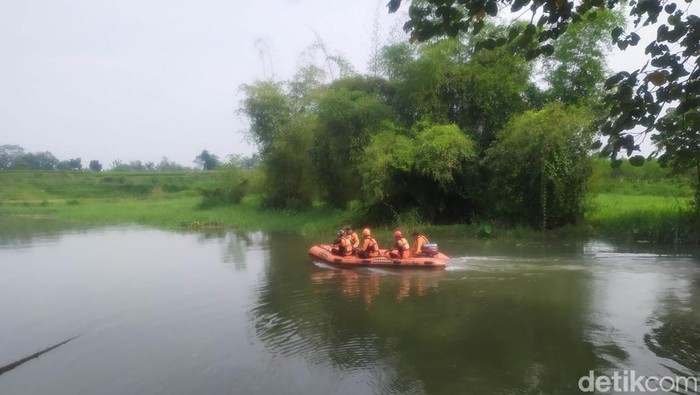 Pencarian bocah tenggelam saat mencair ikan ketika Waduk Wlingi Blitar dikuras terus dilakukan. Pencarian dilanjutkan hingga Tulungagung.