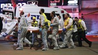 Tim Penyelamatan dan Pemulihan Zaka Israel membawa jenazah korban penembakan di Hadera, Minggu (27/3/2022) waktu setempat. Hadera salah satu kota di wilayah Israel, 50 km sebelah utara Tel Aviv.