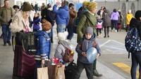 PBB mengatakan lebih dari 3,7 juta orang telah meninggalkan Ukraina sejak invasi Rusia sebulan lalu. (AP Photo/Czarek Sokolowski)