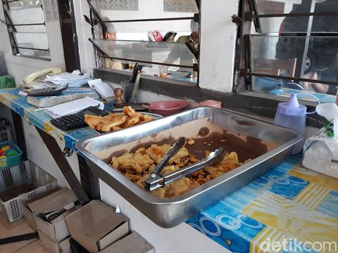 Penjual gorengan di Kantin DPRD, Siti Mariyam (54), sedang menggoreng bakwan, Senin (28/3/2022).
