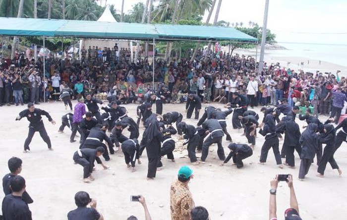 Perang Ketupat di Tempilang