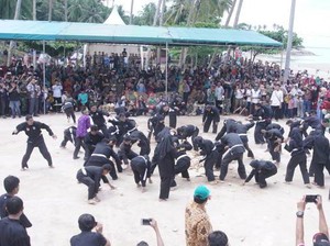 2 Tahun Absen, Tradisi Perang Ketupat di Tempilang Kembali Digelar