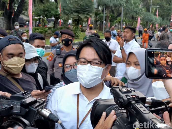 Perwakilan Kantor Staf Presiden (KSP), Wandy Tuturoong, mendatangi massa aksi BEM SI dan menyatakan akan mengkaji enam aspirasi dari massa mahasiswa. (Anggi M/detikcom)