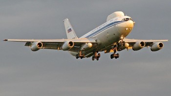 Berbagai macam fitur di pesawat kiamat Rusia sebelas dua belas alias serupa dengan pesawat kiamat Amerika. Di antaranya, Ilyushin II-80dirancang bertahan dari pulsa elektromagnetis ataupun ledakan nuklir. Foto: Wikipedia