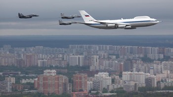 Perbedaannya dengan pesawat kiamat Amerika di antaranya adalah, pesawat kiamat Rusia ini menghilangkan semua jendela di kabin. Jendela hanya ada di kokpitnya, itupun sangat terlindungi. Foto: Wikipedia