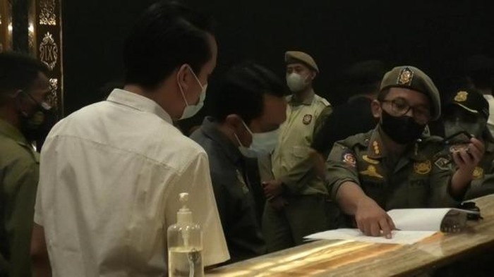 Petugas gabungan menggelar razia sasaran tempat hiburan melanggar jam operasional di Kota Malang.