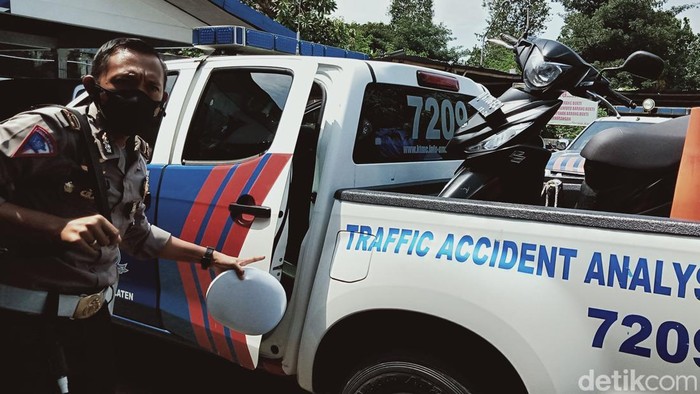 Petugas mengangkut sepeda motor korban ke Sat Lantas Polres Klaten.