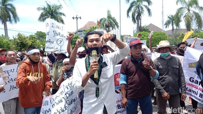 Sejumlah PKL dan mahasiswa memprotes sejumlah kebijakan di Pemkot Tegal, Senin (28/3/2022).