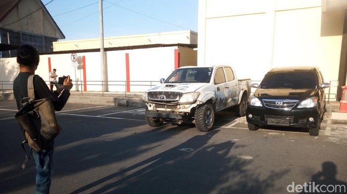 Polda Sumut menyita dua unit mobil di kasus kerangkeng di rumah Bupati Langkat nonaktif, Terbit Rencana Perangin Angin. Kedua mobil itu berada di Polda Sumut. (Datuk HM/detikcom)