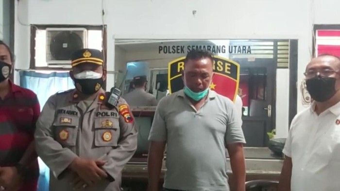 Polisi amankan pria yang paksa turun cewek dari taksi online di Stasiun Poncol, Semarang, Senin (28/3/2022).