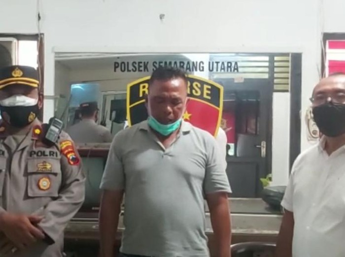 Polisi amankan pria yang paksa turun cewek dari taksi online di Stasiun Poncol, Semarang, Senin (28/3/2022).