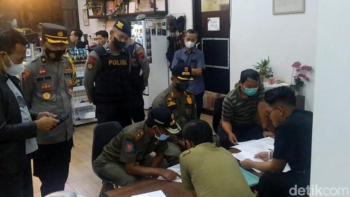 Polisi dan Satpol PP di kafe lokasi kericuhan yang videonya viral di Kabupaten Pekalongan, Minggu (28/3/2022).