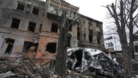 Sebuah bangunan dan mobil yang rusak setelah penembakan baru-baru ini, di pusat Kharkiv, Ukraina, Minggu, (27/3/2022). (AP Photo/Efrem Lukatsky)