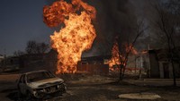 Kobaran api dan asap mengepul menyusul serangan Rusia di Kharkiv, Ukraina, Jumat, (25/3/2022). (AP Photo/Felipe Dana)