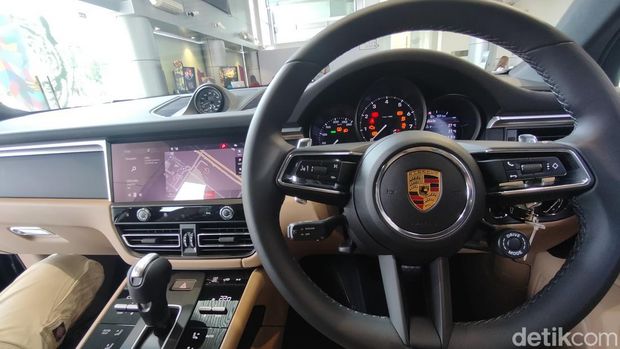 Porsche Macan dipamerkan untuk pertama kalinya di Surabaya