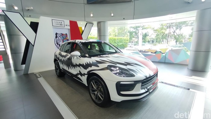 Porsche Macan dipamerkan untuk pertama kalinya di Surabaya