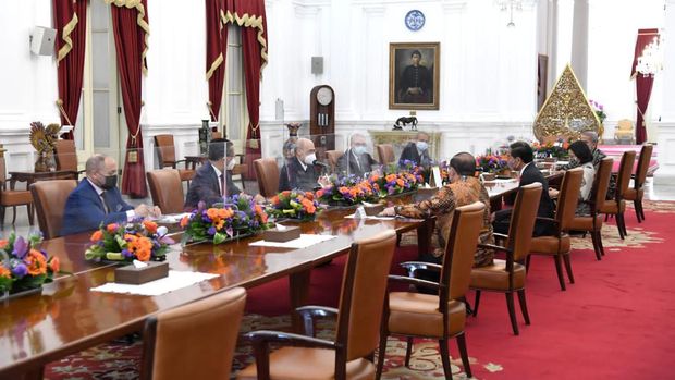 Presiden Joko Widodo (Jokowi) Terima Delegasi Islamic Development Bank, Istana Merdeka, 28 Maret 2022. (Foto; BPMI Setpres)