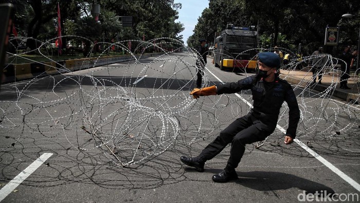 Mahasiswa yang tergabung dalam Aliansi BEM Seluruh Indonesia melakukan aksi di kawasan Patung Kuda, Jakarta Pusat, Senin (28/3).