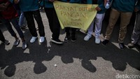 Dalam aksi tersebut para mahasiswa menyampaikan protes terhadap pemerintah atas beberapa masalah yang terjadi di beberapa waktu terakhir.  