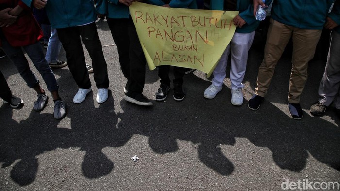 Presiden Jokowi, Tolong Dengar Suara Mahasiswa Ini Mahasiswa yang tergabung dalam Aliansi BEM Seluruh Indonesia melakukan aksi di kawasan Patung Kuda, Jakarta Pusat, Senin (28/3).