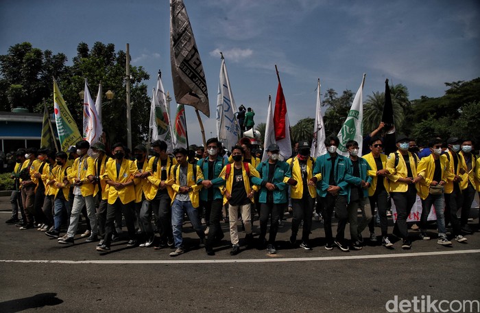 Mahasiswa yang tergabung dalam Aliansi BEM Seluruh Indonesia melakukan aksi di kawasan Patung Kuda, Jakarta Pusat, Senin (28/3).