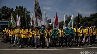 Mahasiswa yang tergabung dalam Aliansi BEM Seluruh Indonesia melakukan aksi di kawasan patung kuda Arjuna Wijaya, Jakarta Pusat, Senin (28/3).  