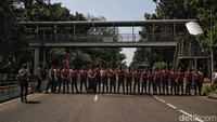 Aksi ini dijaga pihak kepolisian dan jalan menuju istana ditutup.  
