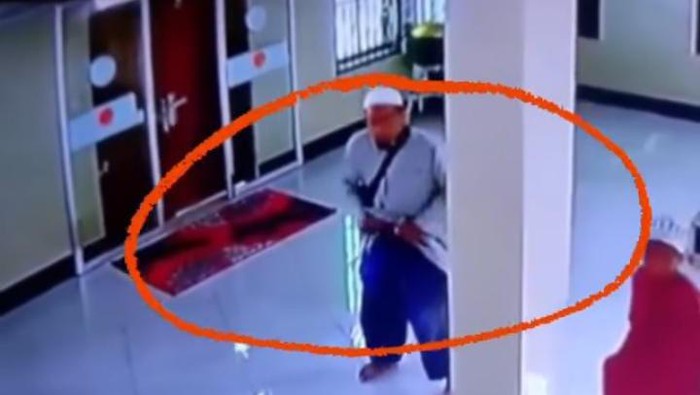 Pria bergamis diduga curi kotak infak di Medan